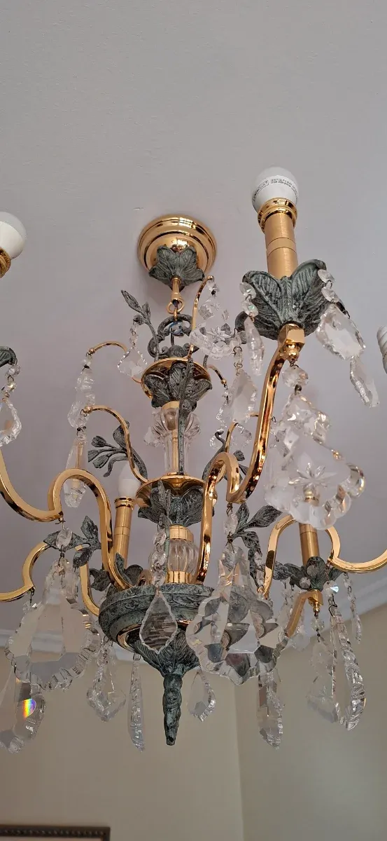 Lámpara de araña dorada con cristales