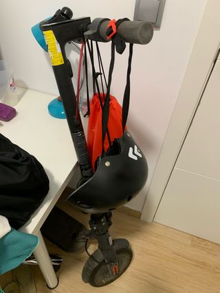 Patinete Eléctrico Negro con Casco