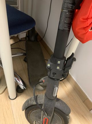 Patinete Eléctrico Negro con Casco
