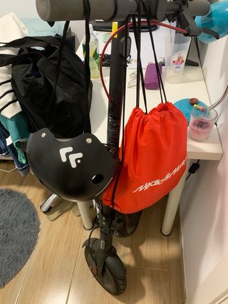Patinete Eléctrico Negro con Casco