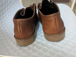 Zapatos de hombre de piel marrón.