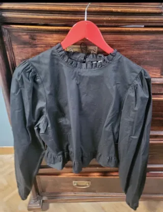 Blusa negra cuello forma volantes  