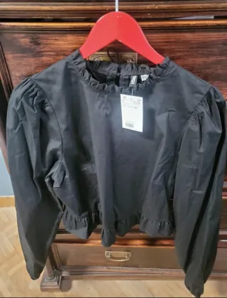 Blusa negra cuello forma volantes  