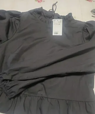 Blusa negra cuello forma volantes  