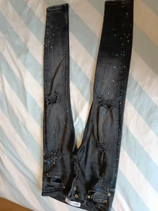 Vaqueros negros rotos decorados con pintura