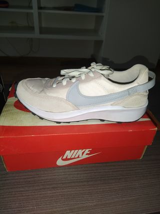Zapatillas Nike grises y rosas