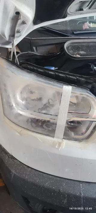 Pulir faros de coches con polímero