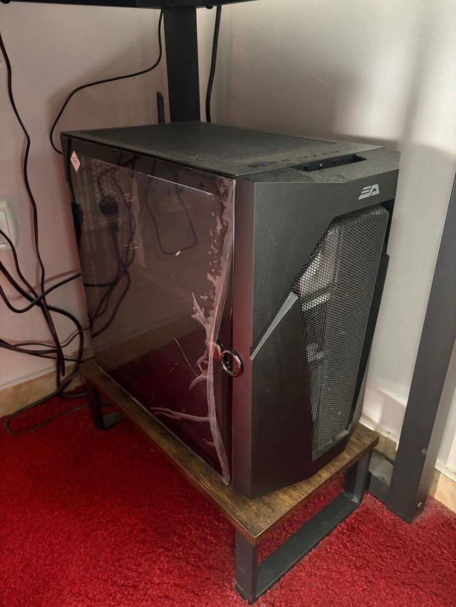 PC sobremesa + mesa y complementos incluidos