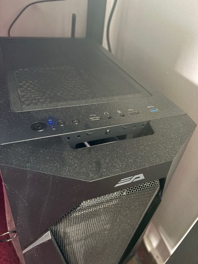 PC sobremesa + mesa y complementos incluidos