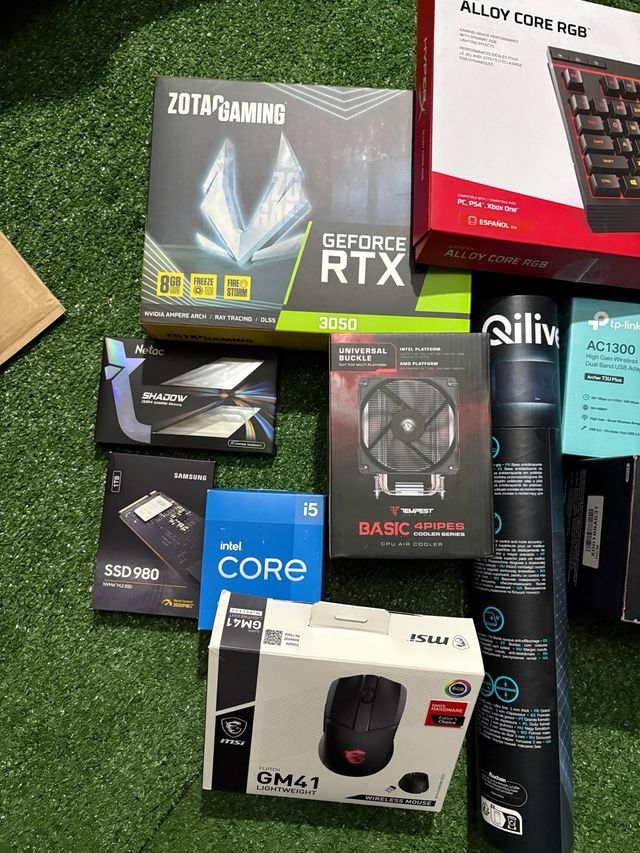 PC sobremesa + mesa y complementos incluidos