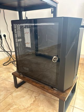 PC gaming + mesa y complementos incluidos