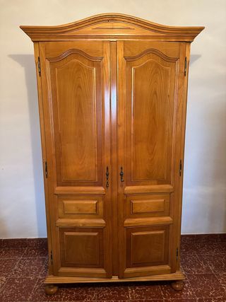Armario antiguo de madera vintage