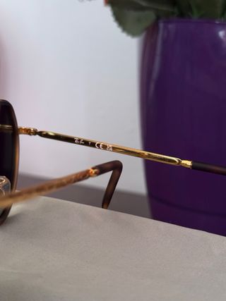 Gafas de sol Ray-Ban negras y doradas