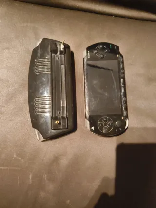 PSP Sony Negra rota con amplificador funcional.