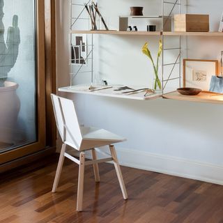 Escritorio moderno blanco y madera