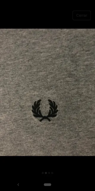 Camiseta Fred Perry Gris con Logo