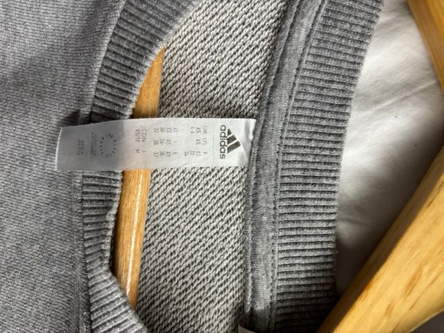 Sudadera Adidas Gris con Rayas Blancas