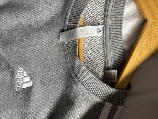 Sudadera Adidas Gris con Rayas Blancas
