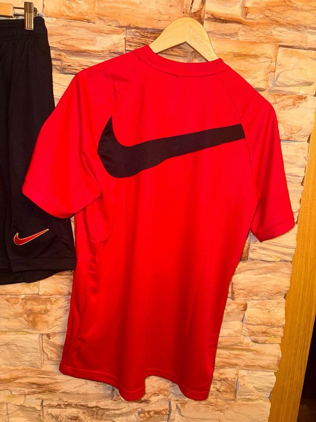 Conjunto Nike Camiseta y Pantalón Corto Rojo/Negro