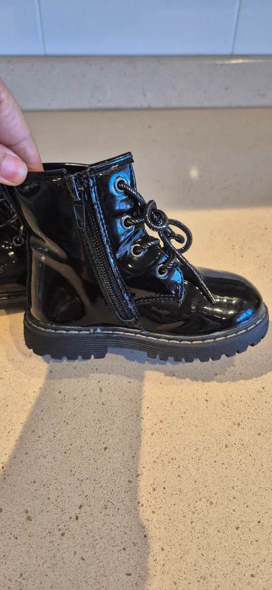 Botas niña charol negras con estrellas talla 22