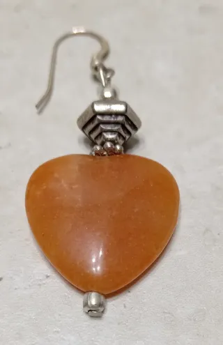 Orecchino  con pietra a forma di cuore color ambra