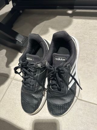 Zapatillas deportivas Adidas negras y blancas