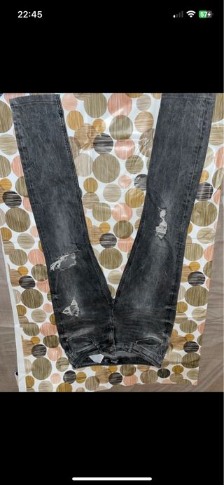 Pantalones vaqueros grises rasgados