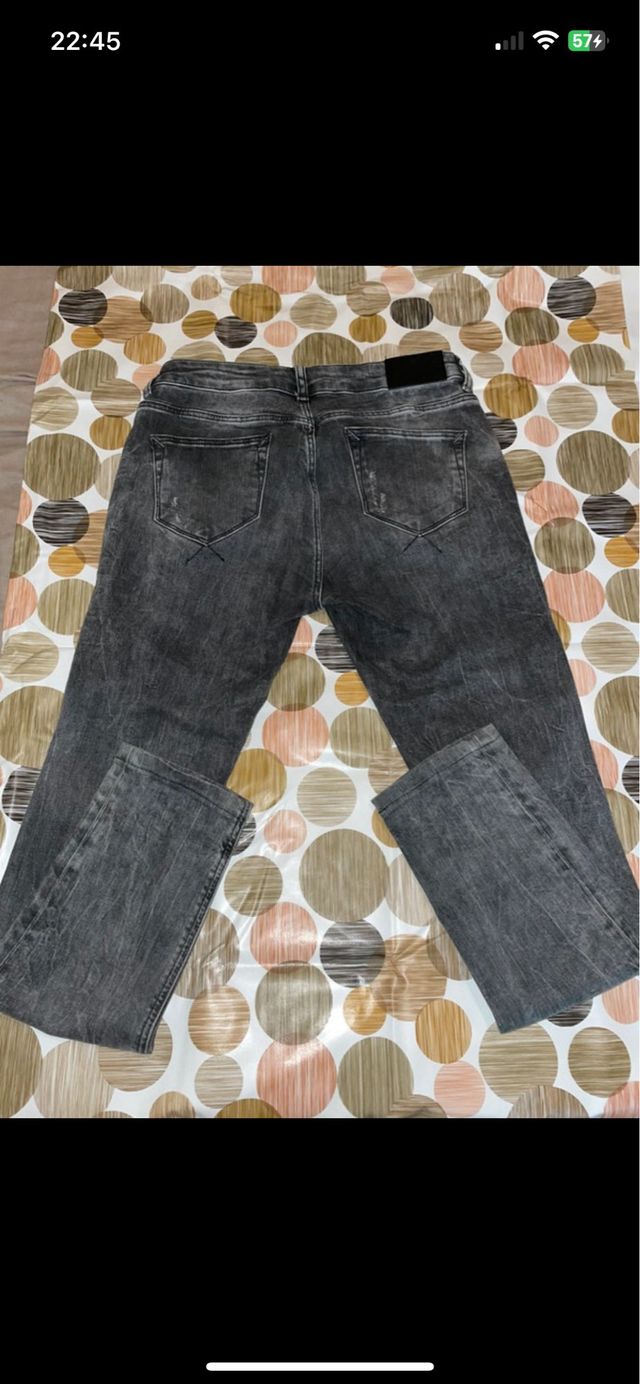 Pantalones vaqueros grises rasgados