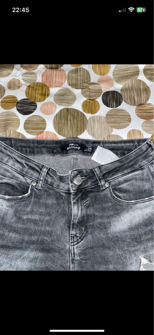 Pantalones vaqueros grises rasgados