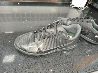 Zapatillas Nike Futbol Sala Negras. Niño 