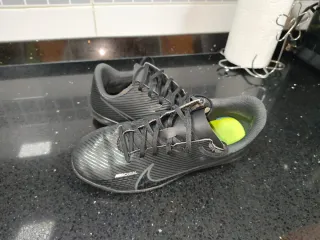 Zapatillas Nike Futbol Sala Negras. Niño 