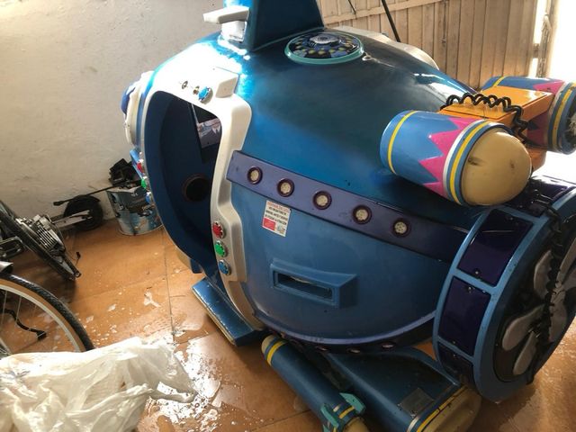 Atracción infantil feria submarino azul