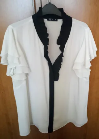 Blusa TEX blanca con volantes negros Talla M