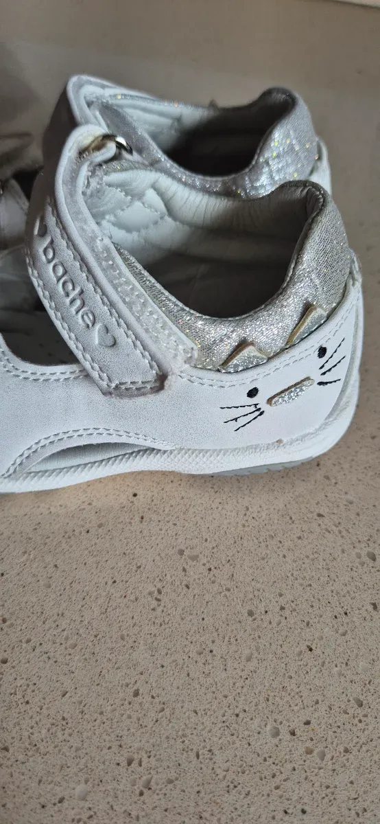 Sandalias blancas para bebé  talla 23