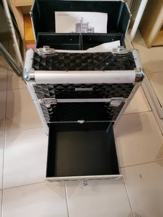 Maletín de maquillaje con ruedas