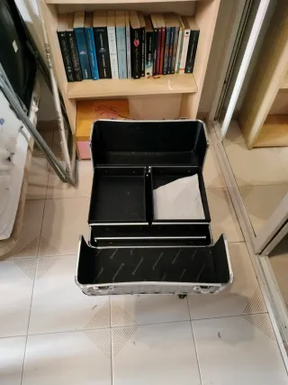 Maletín de maquillaje con ruedas