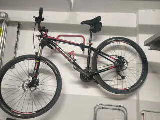 Bicicleta MTB Negra y Roja