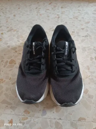 Zapatillas Nike Revolution Mujer Negras Blancas