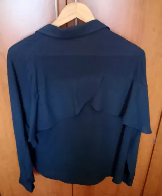 Blusa con volantes azul turquesa 