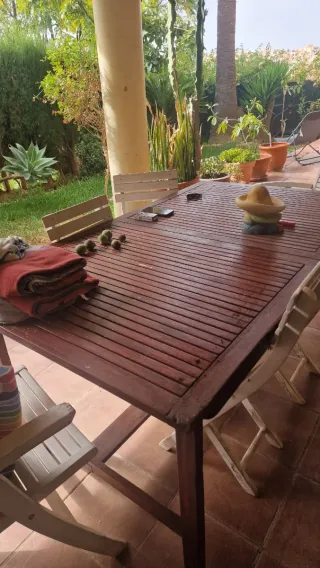 Mesa extensible de jardín y sillas