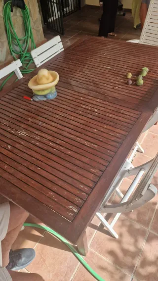 Mesa extensible de jardín y sillas