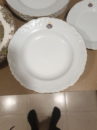 Juego de 12 platos de porcelana blancos y dorados