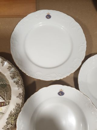 Juego de 12 platos de porcelana blancos y dorados