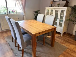 Mesa de roble y 4 sillas YISK