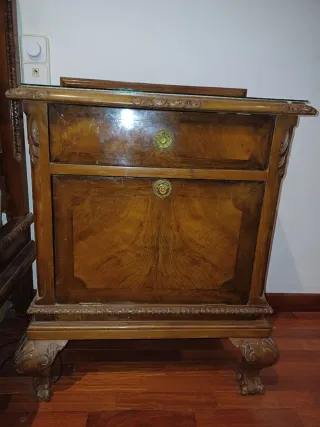 Cómoda de madera con tapa de cristal