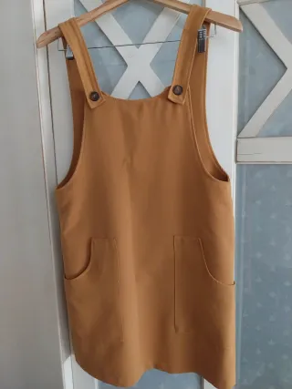 Vestido peto mostaza con bolsillos