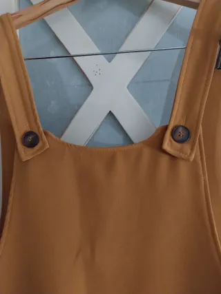 Vestido peto mostaza con bolsillos