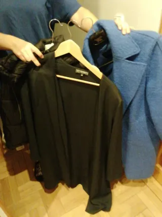 Abrigos negro y azul