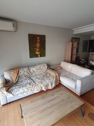 Sofá de tela beige y madera