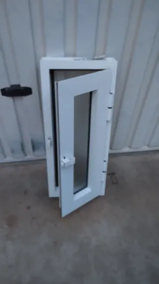 Ventana de aluminio blanca25+50